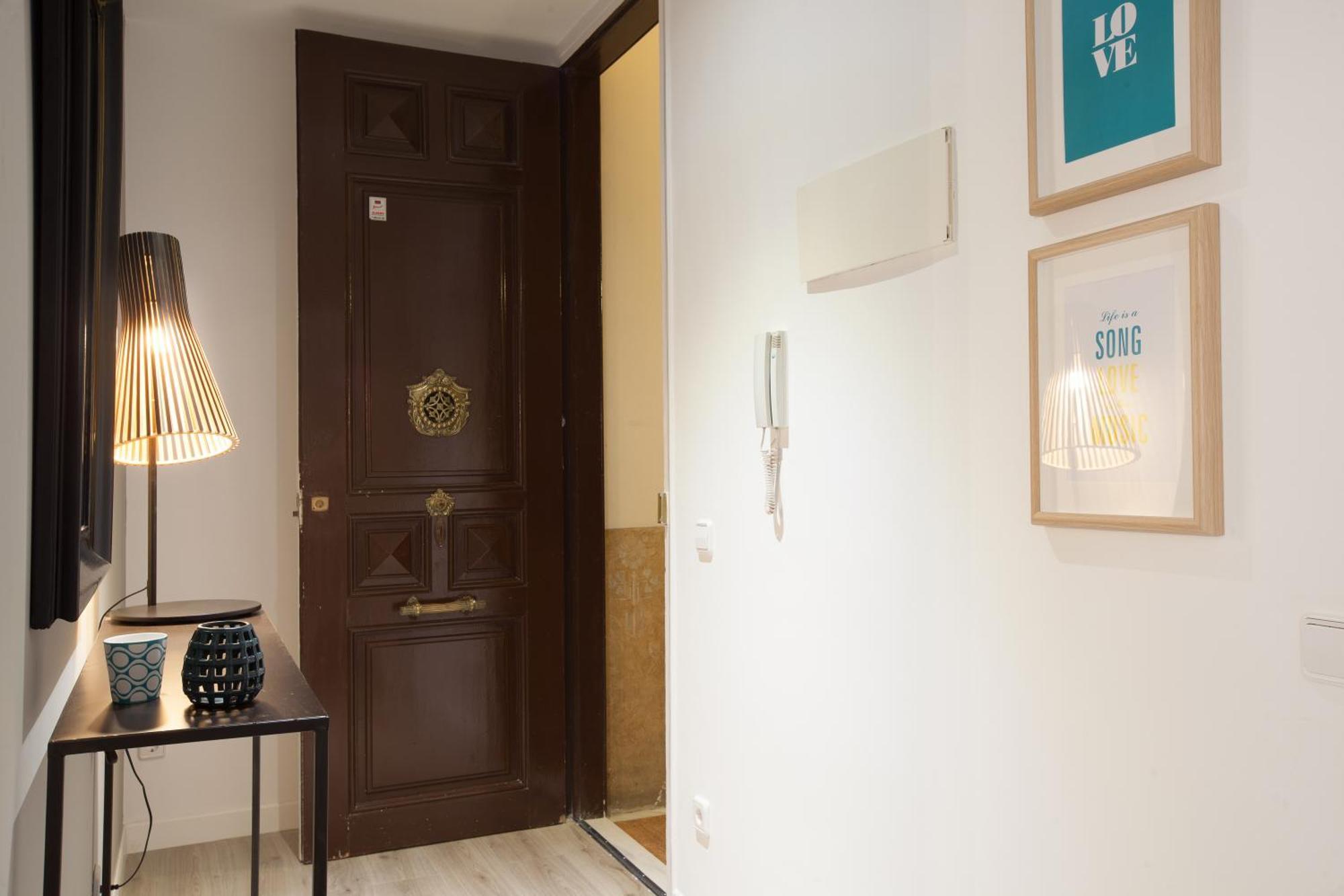 Click&Flat Seneca Suites Barcelona Exterior photo