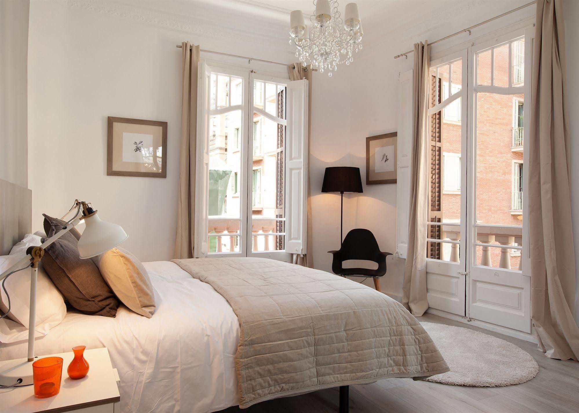 Click&Flat Seneca Suites Barcelona Exterior photo